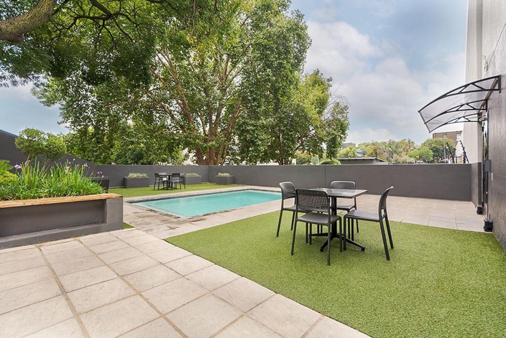 Urban Oasis Apartments At The Bolton Johannesburg Exterior foto